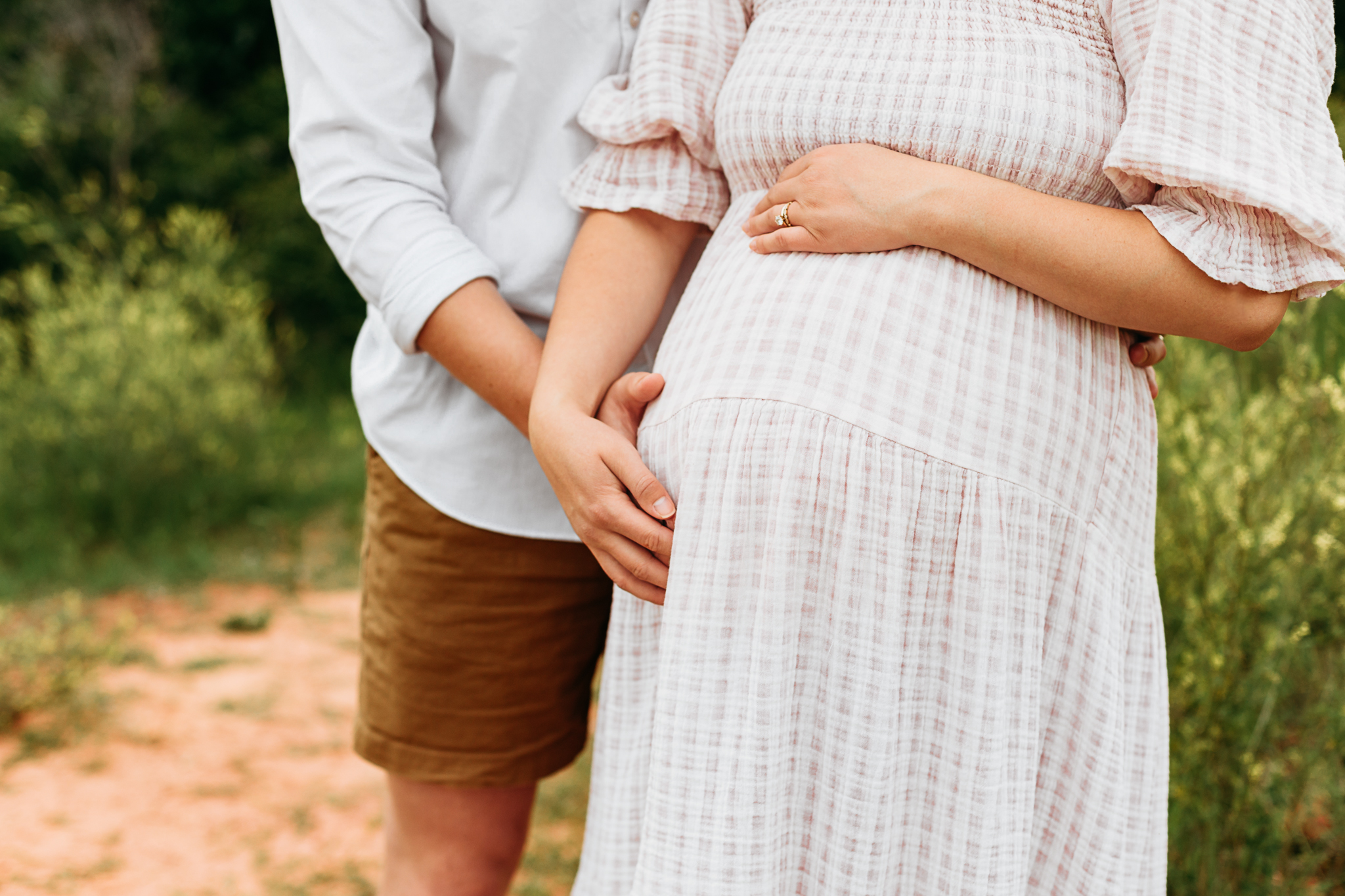 5 tips for what to wear to for a lifestyle maternity photo session BJ9A0198